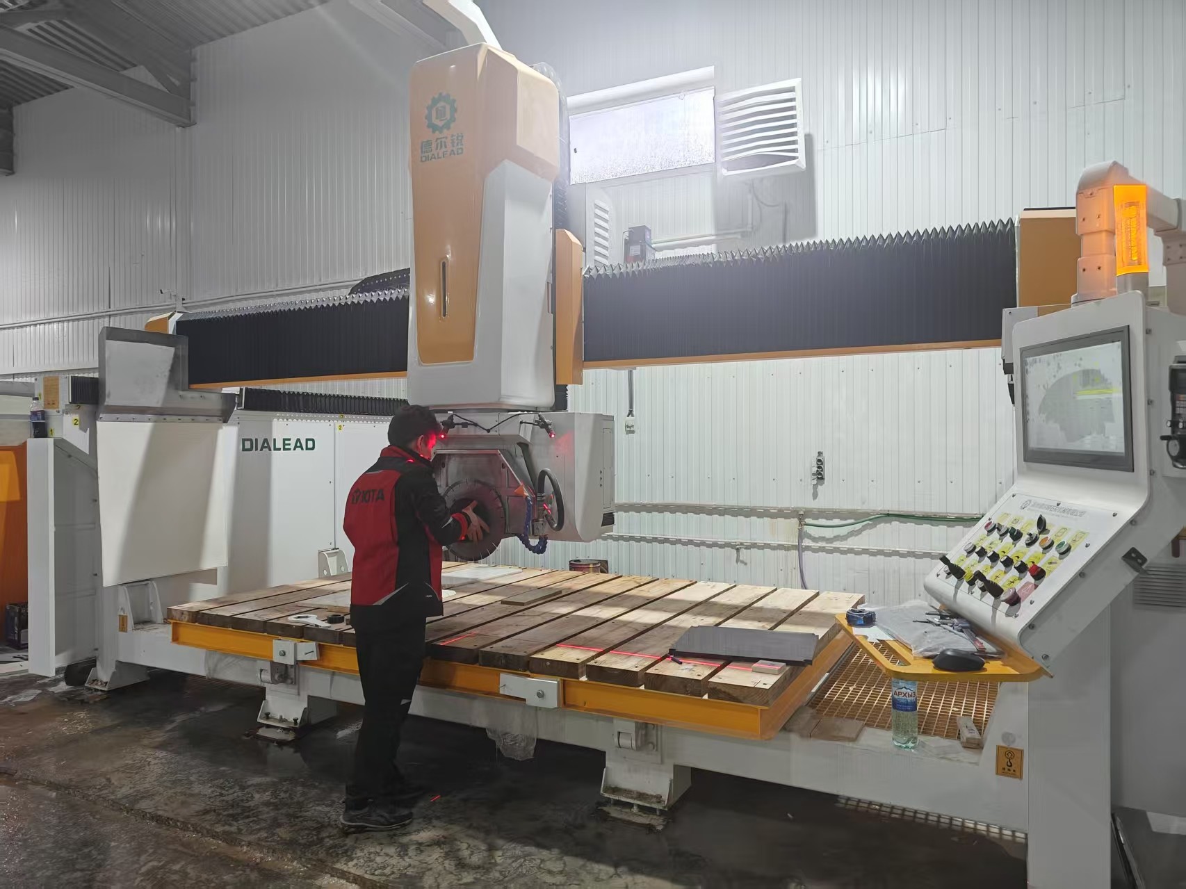 mais recente caso da empresa sobre Máquina de corte de pontes de 450 mm 5 eixos em Klin