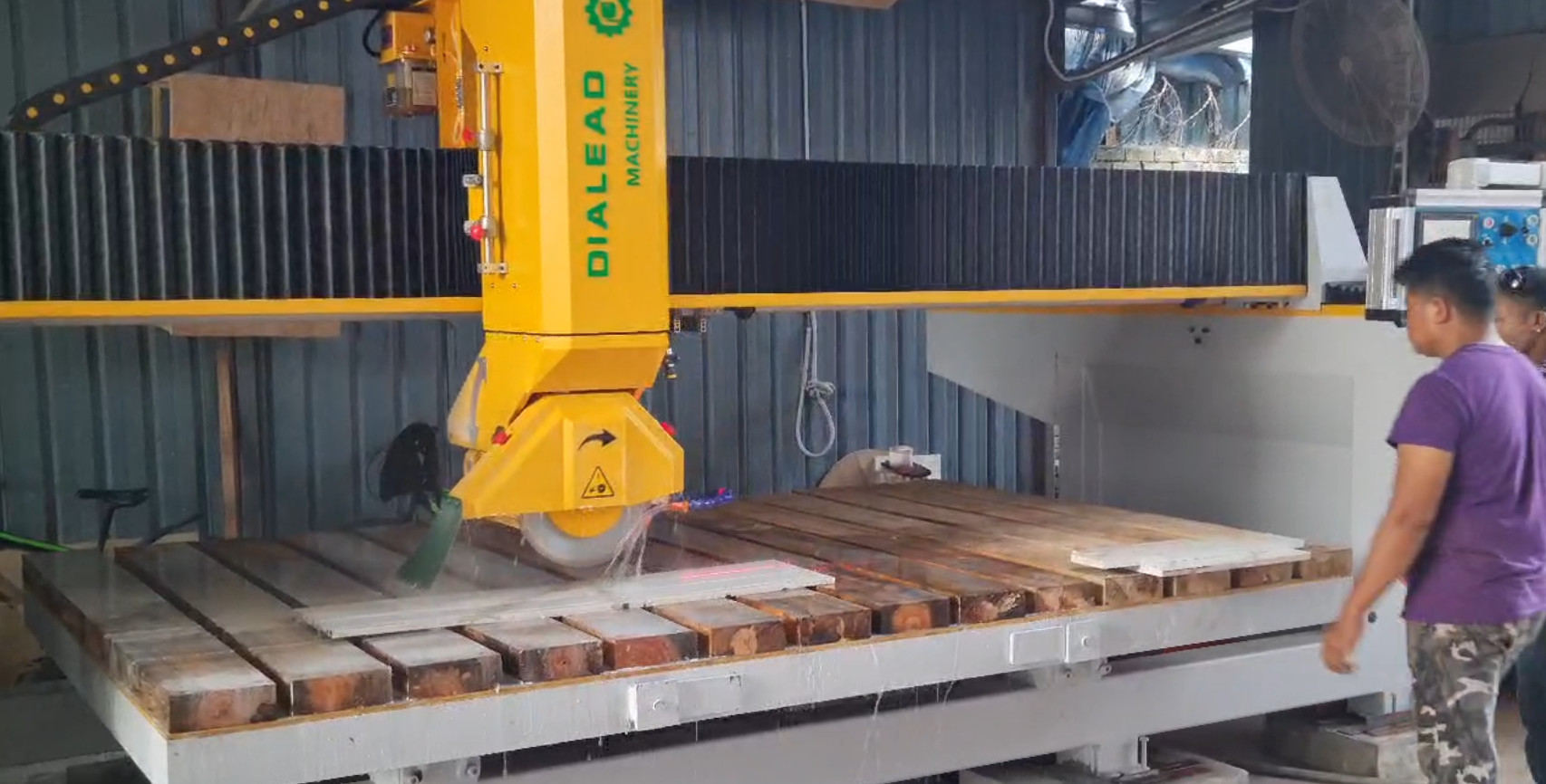 mais recente caso da empresa sobre Máquina de corte de pontes de 3 eixos na Malásia